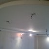 Центральный элемент второго уровня подвесного потолка: торцевая лента наклеена поверх  - впоследствие она будет закрашена и стыки будут сливаться в одно целое с нижней частью