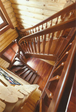 Деревянный коттедж - вид с лестницы вниз