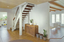 Деревянный коттедж - лестница на 2-й этаж