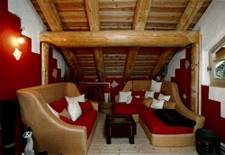 Деревянный коттедж - комната отдыха