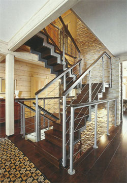 Деревянный коттедж - лестница на второй этаж