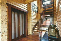 Деревянный коттедж - лестница на второй этаж